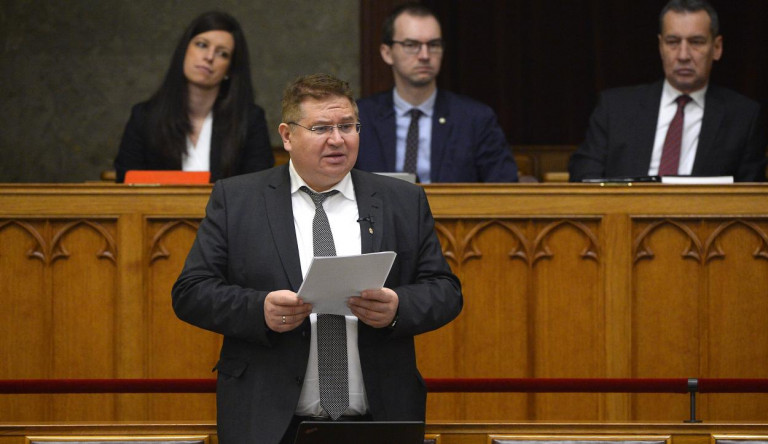 Mi vár a bíróságokra: felkészül Orbánék családi ügyvédje?