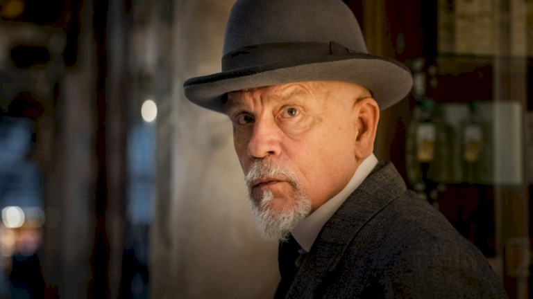 Hova tűnt a kackiás bajusz? Megnéztük, milyen Poirot John Malkovich