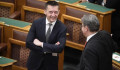 Idén már a második 10 milliárdot szórja el a kormány plakátkampányra