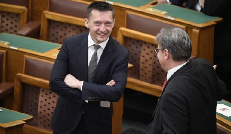 Idén már a második 10 milliárdot szórja el a kormány plakátkampányra