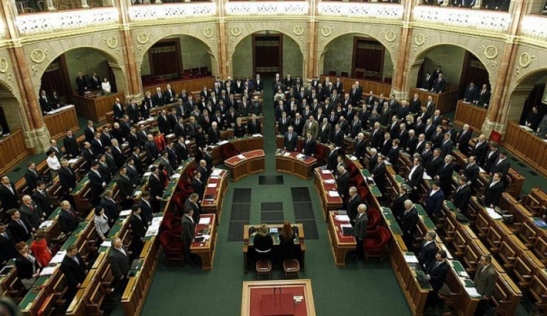 Pár év alatt hetven százalékkal nőtt a képviselők fizetése