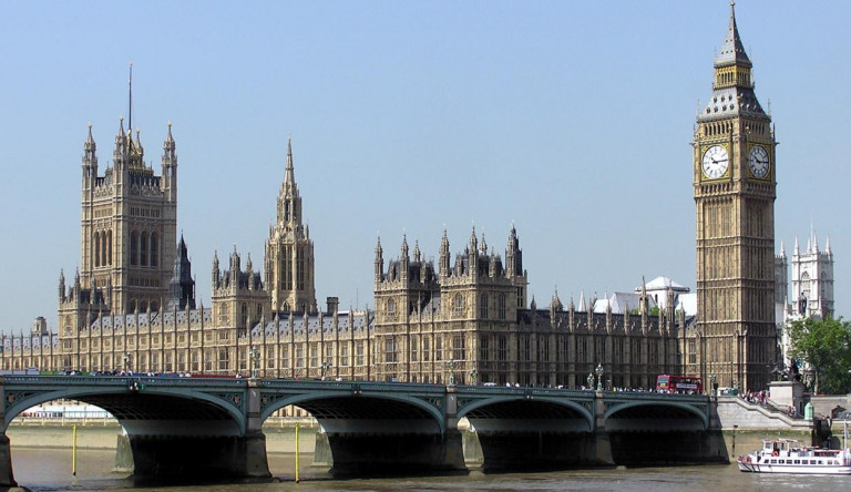 Felfüggesztették a brit parlament ülését, mert kilyukadt a tető és beesett az eső