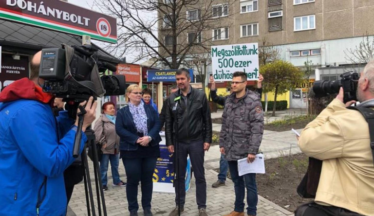 Félmillió aláírást gyűjtött össze Hadházy, még ugyanennyire van szüksége