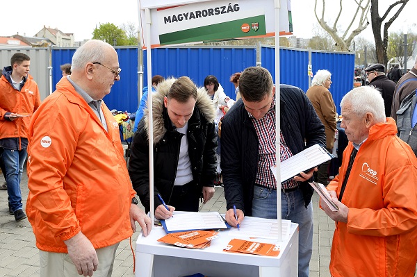 Aláírásgyűjtés újpesti piacnál, a jobboldali férfi kabátján díszeleg az EPP-logó