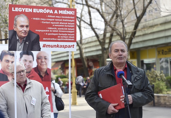 Thürmer Gyula, a Munkáspárt elnöke beszél a párt EP-választási kampányát indító sajtótájékoztatón Csepelen, a Karácsony Sándor utcában.