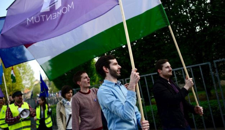 Egy pécsi férfi aláíró céllal áthúzta a Momentum aláírásgyűjtő íveit