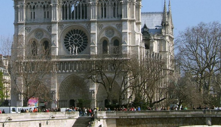 Tűz ütött ki a párizsi Notre Dame-ban