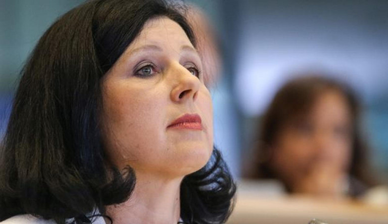 Jourová: nem engedhető meg, hogy politikai nyomás nehezedjen a médiára