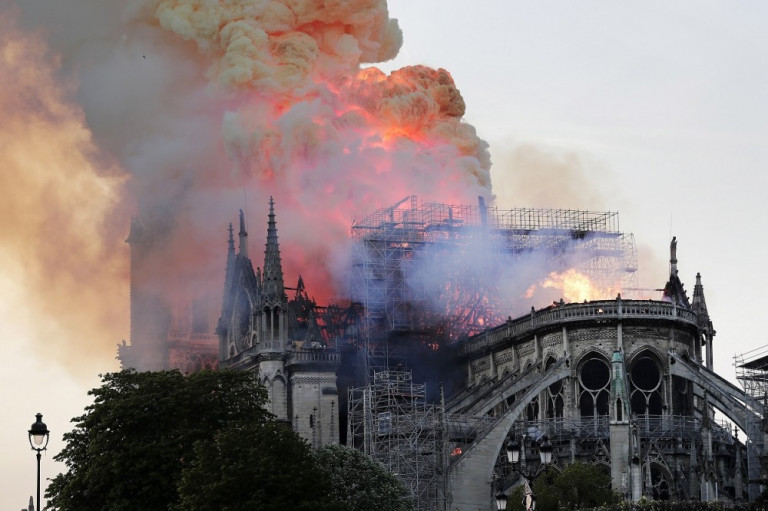 Megmenekülhet a nyugati világ egyik szimbóluma, a Notre Dame: emberfeletti munkát végeztek a tűzoltók