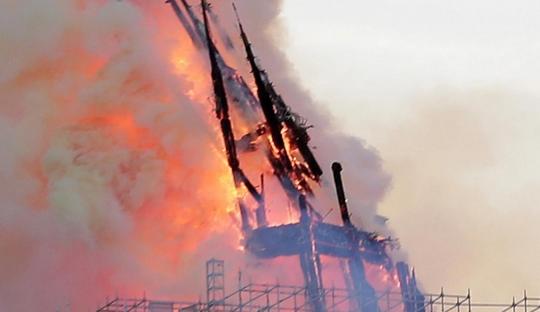 Videó a Notre Dame tornyának összedőléséről
