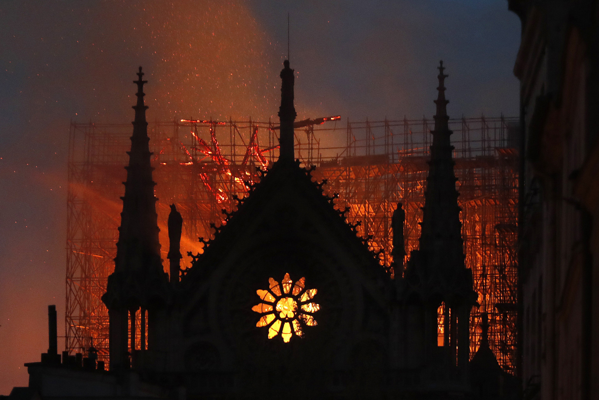 Ezért volt nehéz eloltatni a lángoló Notre Dame-ot