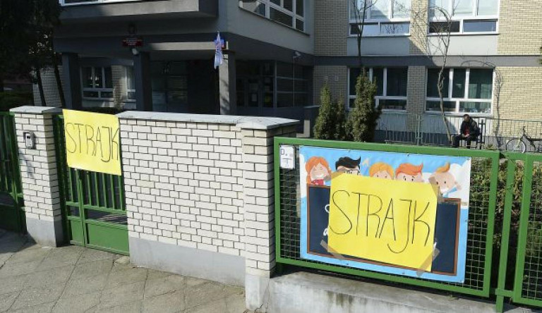 A lengyel pedagógusok nem óvatoskodnak, az érettségi elé időzítették a sztrájkot