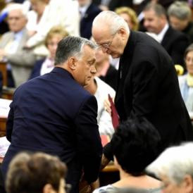 Halkan, de látványosan, több ponton is elhatárolódott a NER-től és Orbántól Erdő Péter bíboros