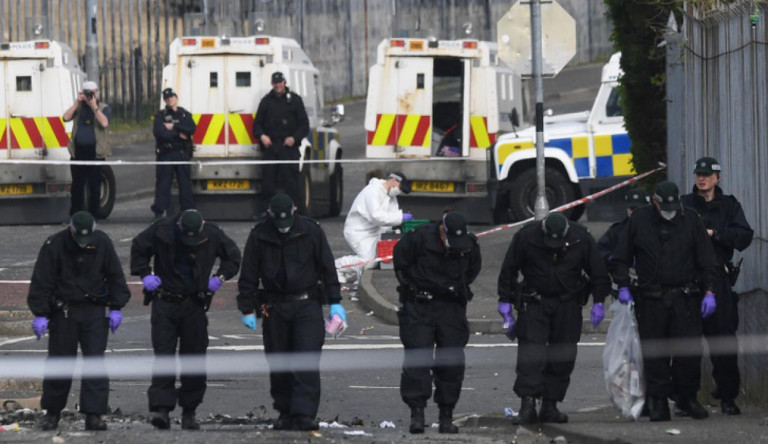 Őrizetbe vettek két embert az észak-írországi zavargásokról tudósító újságíró megölése miatt