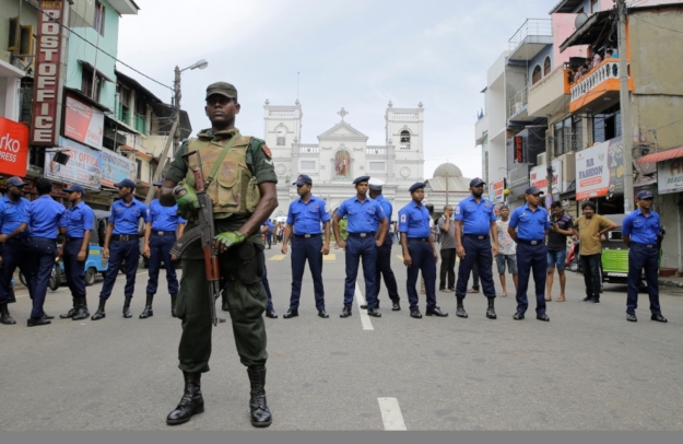 Katonák és rendőrök a Szent Antal tempomnál Srí Lanka fővárosában 2019. április 21-én, miután három templomot és három szállodát ért robbantásos támadás húsvétv
