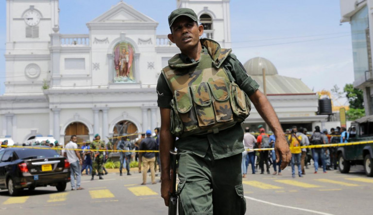 Szállodáknál és templomoknál robbantottak Srí Lankán, száznál is több a halott