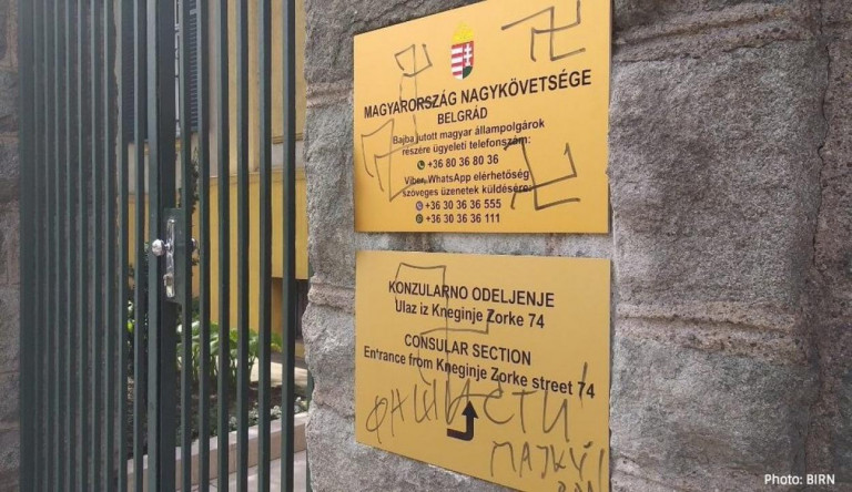 Fasiszták - ezt írták Magyarország belgrádi nagykövetségének bejáratához