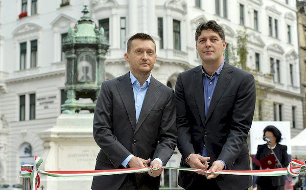 13 fotón szerepel a polgármester az újságban
