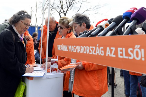 A nagyvonalú köztévé 5 (!!) percet ad minden pártnak az EP-választás előtt. Ki is sorsolták, hogy a Fidesz jöhet elsőként.