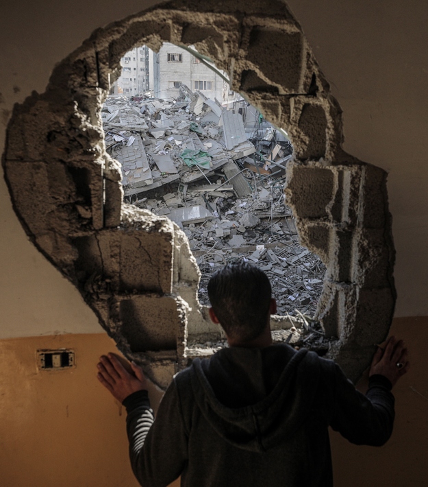 Többemeletes épület romjait nézi egy palesztin férfi Gázában egy izraeli légicsapás után, 2019. május 5-én. Az előző nap reggele óta a palesztinok négyszázötven