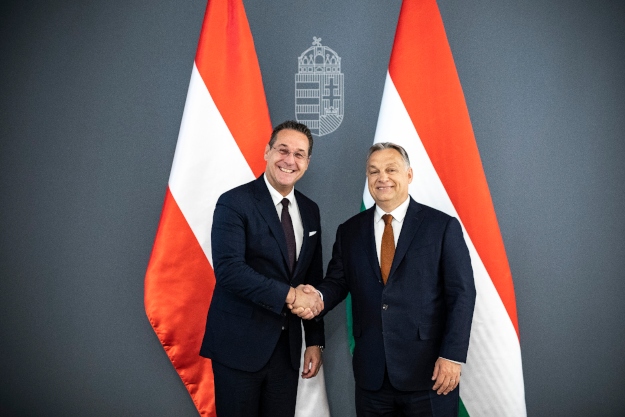 A Miniszterelnöki Sajtóiroda által közreadott képen Orbán Viktor miniszterelnök (j) fogadja Heinz-Christian Strache osztrák alkancellárt a Karmelita kolostorban