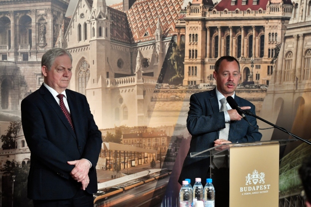 Révész Máriusz, az aktív Magyarországért felelős kormánybiztos (j) és Tarlós István főpolgármester sajtótájékoztatót tart a Városházán.