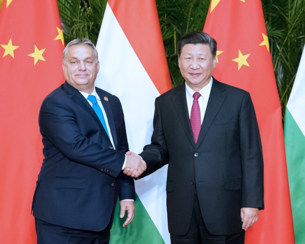 Hszi Csin-ping kínai elnök (j) fogadja Orbán Viktor miniszterelnököt Sanghajban 2018. november 5-én.