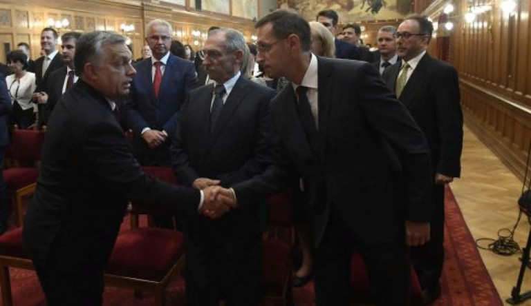 Orbán Timmermansszal, Trócsányi Tóth Bertalannal nem áll ki vitázni