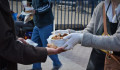 A józsefvárosi polgármesternek most az ételosztó és hajléktalan-ellátással foglalkozó szervezetek szúrják a szemét