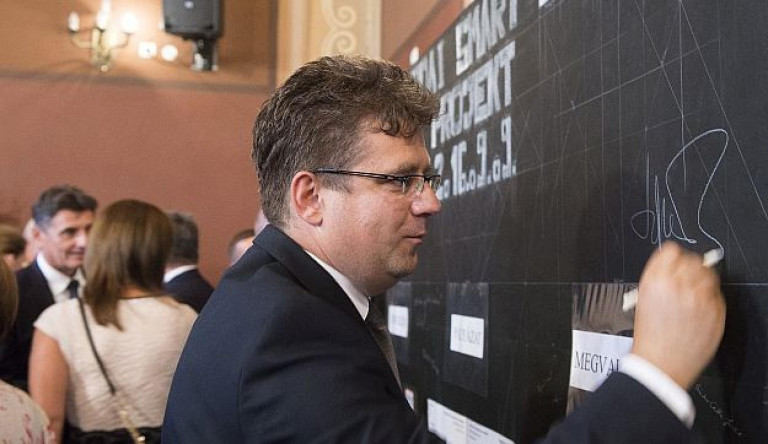 Háttérbe szorult Seszták, már térkőre gyűjtenek a kisvárdai iskolában