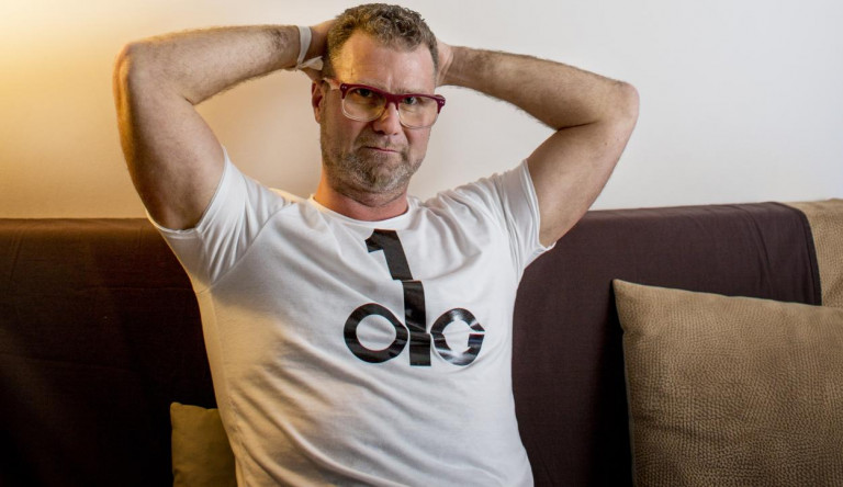 O1G-póló után plakáthackelés: Herczeg Zoltán divattervező akcióba lendült