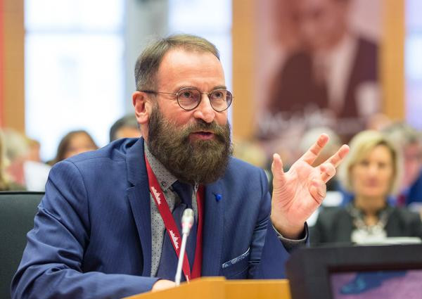 „Elővették a szexorgia kártyát, hogy lejárassák a családos édesapát”