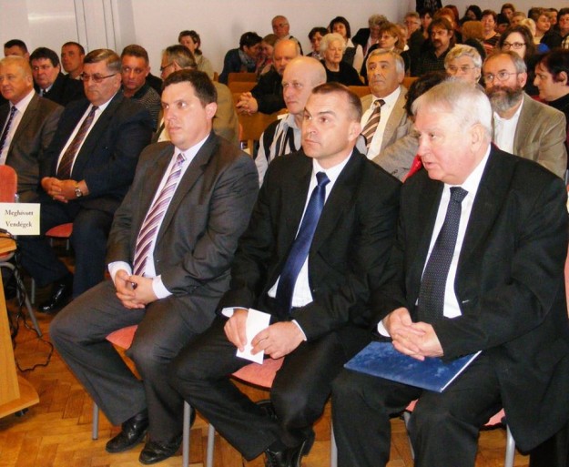 Nemes János (középen), mellette, ősz hajjal, a fideszes országgyűlési képviselő