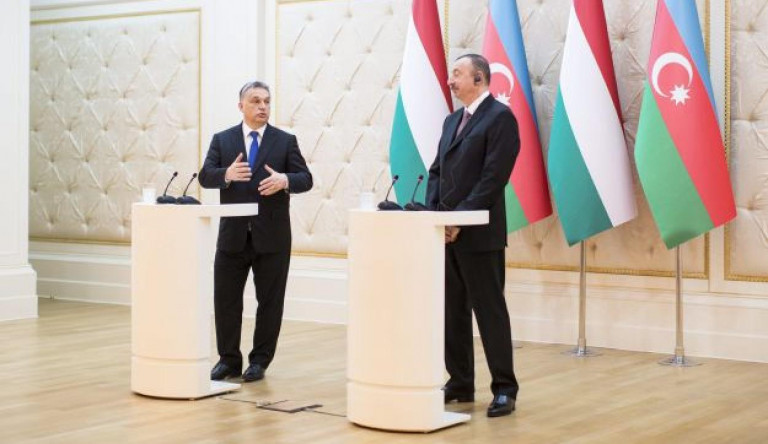 46 millióért szerződött a Fidesz pártalapítványa az azeri vesztegetési ügybe belebukott belga politikussal