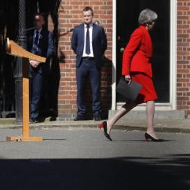 Itt a vége: könnyek között jelentette be lemondását Theresa May