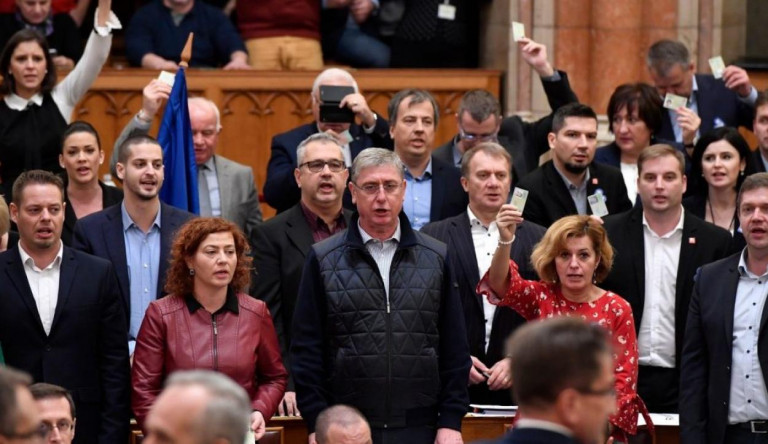 Szabad-e úgy a politikai életben maradni, hogy valaki képtelen a többség akaratát voksokra váltani?