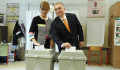 Sokatmondó mosoly ült ki Orbán Viktor arcára, amikor megkapta a szavazólapot
