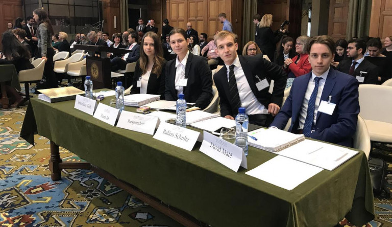 Újabb perbeszédversenyt nyertek az ELTE-s hallgatók