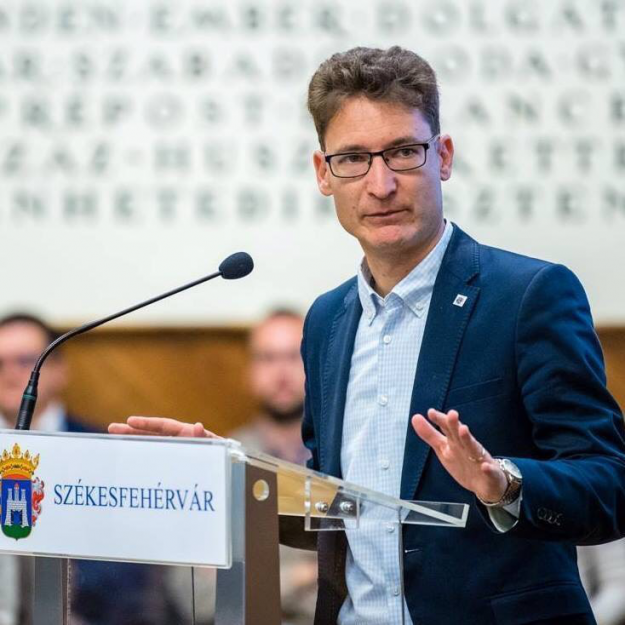 Székesfehérvár polgármestere megengedi, hogy kiássák a csontokat a város osszáriumában