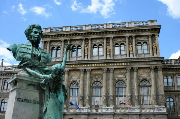 Az akadémiai kutatóhelyek vezetői szerint alaptörvényellenes a kormány terve