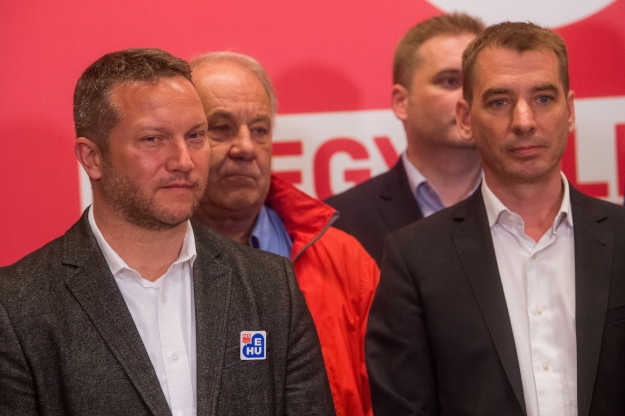 Jávor Benedek, a Párbeszéd (j) és Ujhelyi István, az MSZP EP-képviselője az MSZP és a Párbeszéd EP-választási eredményváróján.