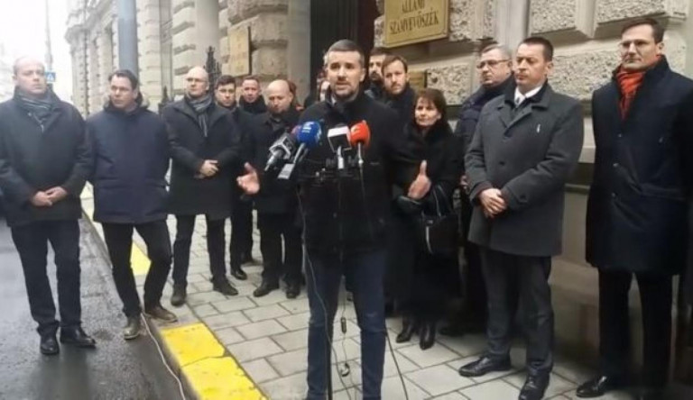 Lemond a Jobbik elnöksége