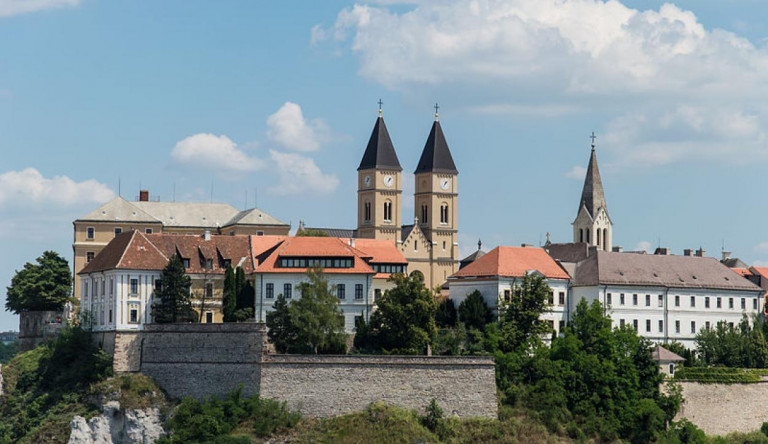 A 33 milliárdos várfelújítás hevében egy szállodát is vásárolt a Veszprémi Érsekség