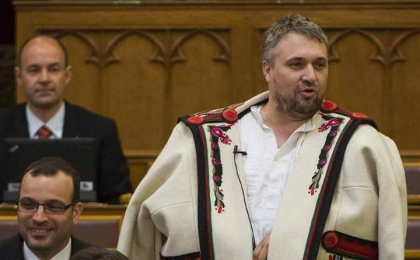 Sallai R. Benedek kilépett a „riszálós, ungárpetikés“ LMP-ből