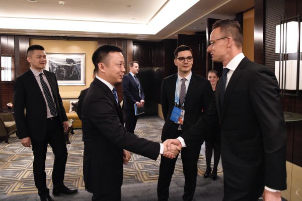 Szijjártó Péter Pekingben James Li-vel a Huawei regionális elnökével