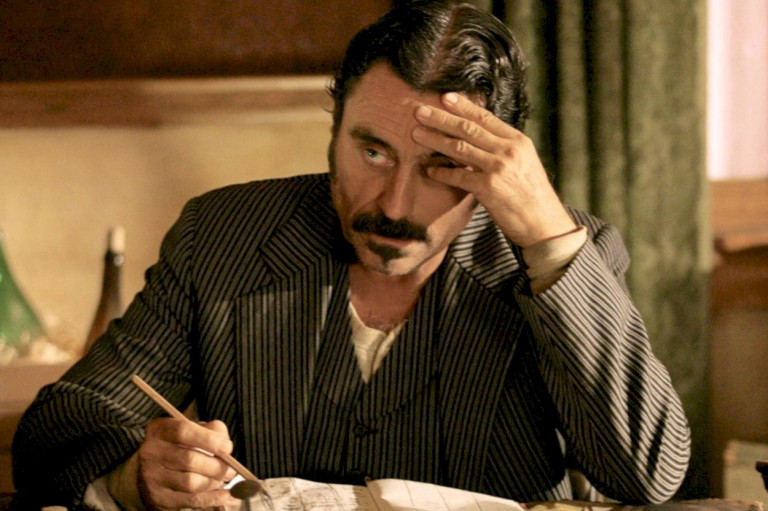„Mindenki visszajött, aki még élt” –  Ian McShane színész