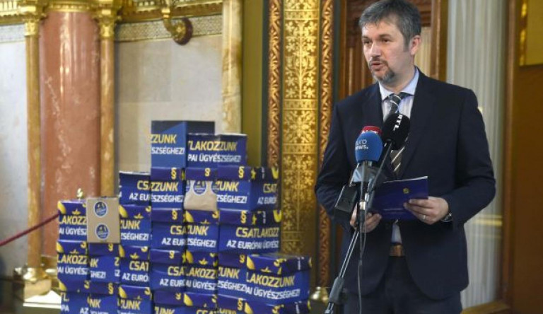Hadházy Ákos 680 ezer aláírást gyűjtött azért, hogy csatlakozzunk az Európai Ügyészséghez