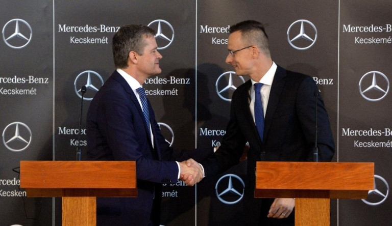 A kormány akkor dörgölőzik, amikor csak tud, az se baj, ha mi megfulladunk