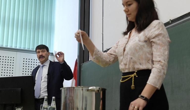 Hát még mindig nem szóltak Ádernek, hogy nincs klímaváltozás?