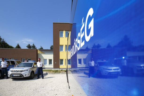 A rendőrök nem kapták még meg az új nyári pólóingüket